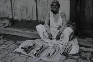 Mujer vendiendo leña